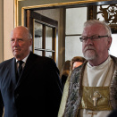 24. juli: Kong Harald og biskop Ole Christian Kvarme ankommer domkirken (Foto: Aleksander Andersen / Scanpix)